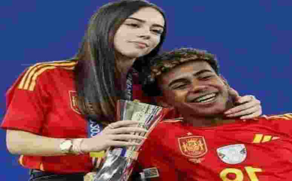 صديقة لامين يامال أليكس باديلا ويكيبيديا عمرها وديانتها